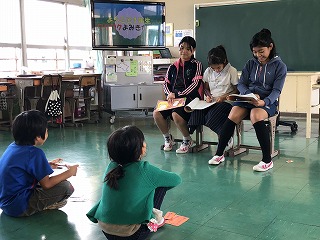 １年生への読み聞かせ 1年生 久米島町立久米島小学校